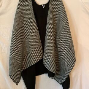 Black-and-white cardigan one size good condition, apt 9